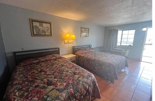 Brownsville Hotel | Poolside Stay Near Zoo & Mall + Free Parking Included