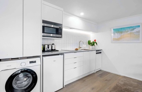 New Plymouth Apartment | Poolside Studio Near Pukekura Park New Plymouth