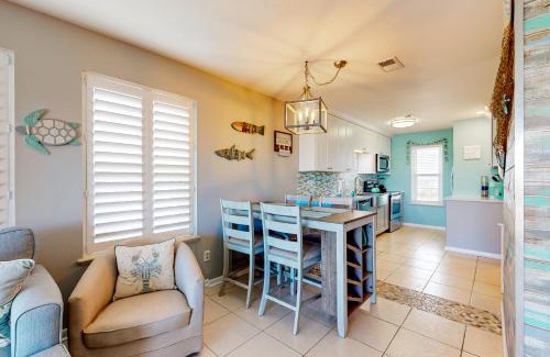 Holiday Isle Apartment | Poolside Villas 303