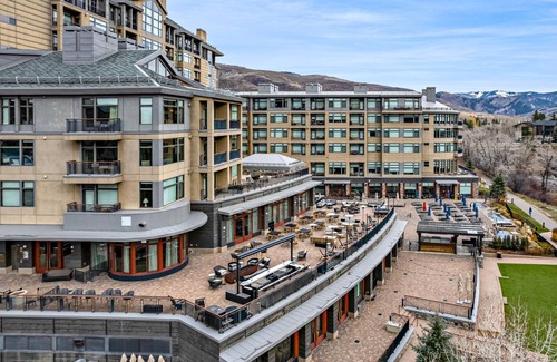 Avon Condo | Pop Art Villa Riverfront | Double Queen Room
