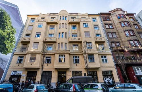 Erzsebetvaros Apartment | Pop Arts Studios
