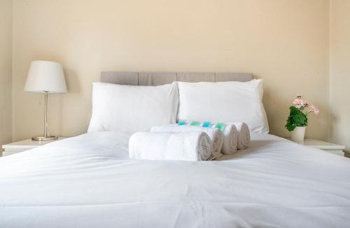 Belfast Apartment | Pop Hollywood - Hip 2bd Ap - Gold Short Term Stays