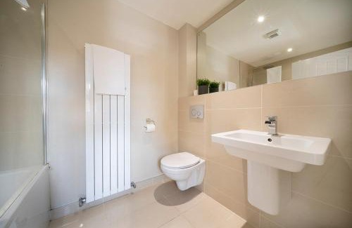 Belfast Apartment | Pop Hollywood - Hip 2bd Ap - Gold Short Term Stays