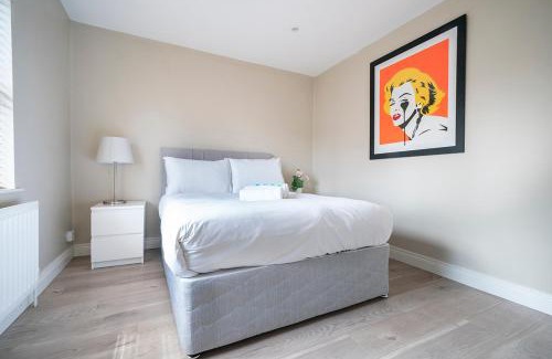 Belfast Apartment | Pop Hollywood - Hip 2bd Ap - Gold Short Term Stays