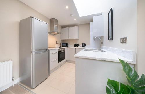 Belfast Apartment | Pop Hollywood - Hip 2bd Ap - Gold Short Term Stays