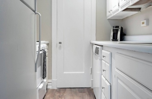 Washington Apartment | PoplarHouse 1BD+Den 14