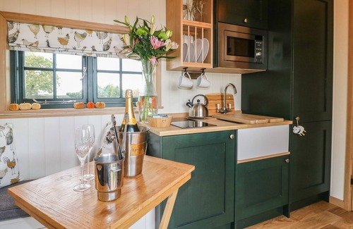 Redmile Cottage | POPPIE'S SHEPHERDS HUT, romantic, with hot tub in Redmile