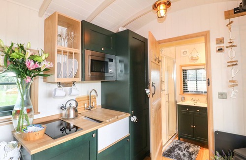Redmile Cottage | POPPIE'S SHEPHERDS HUT, romantic, with hot tub in Redmile