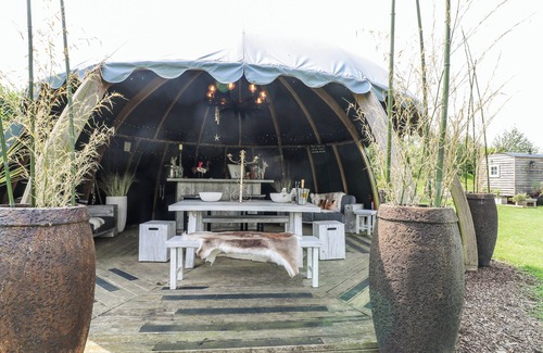 Redmile Cottage | POPPIE'S SHEPHERDS HUT, romantic, with hot tub in Redmile