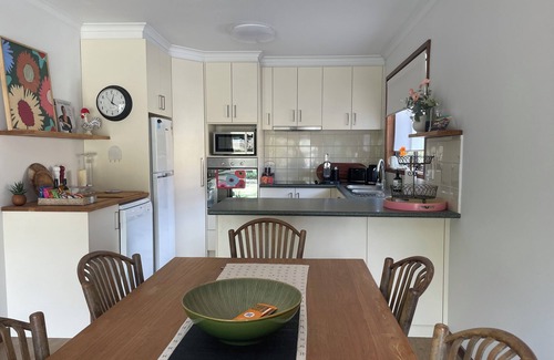 Clunes House | Poppies@Clunes nCentrally located 80s-style home Cosy, comfortable & relaxing !