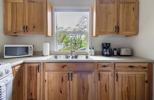 Douglas Apartment | Poppy Cottage Bright 1BR Apartment in Douglas