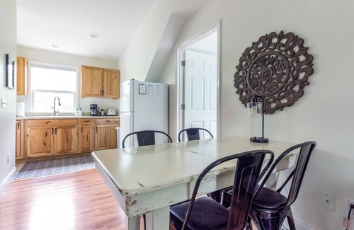 Douglas Apartment | Poppy Cottage Bright 1BR Apartment in Douglas