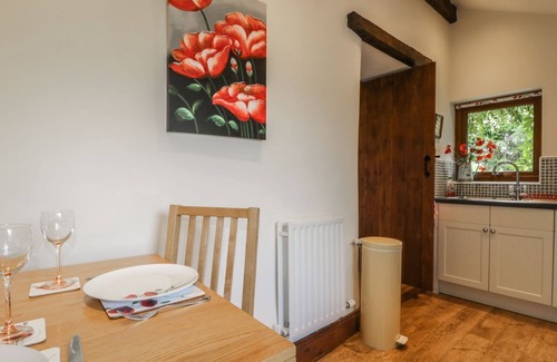 Penrith Cottage | POPPY COTTAGE, character holiday cottage, with a garden in Penruddock