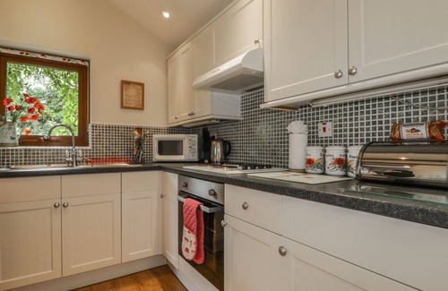 Penrith Cottage | POPPY COTTAGE, character holiday cottage, with a garden in Penruddock