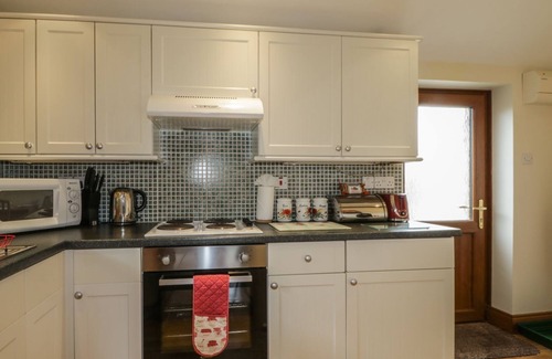 Penrith Cottage | POPPY COTTAGE, character holiday cottage, with a garden in Penruddock