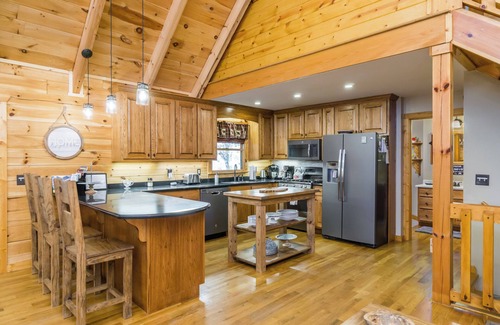 Dahlonega Cabin | Poppy's Great Escape, Log Cabin-HotTub/Gated/4 Bed/4 Bath/Dog Friendly/!