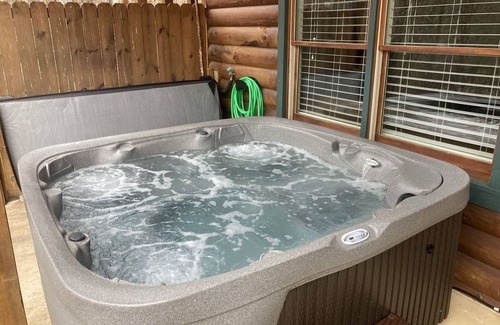 Dahlonega Cabin | Poppy's Great Escape, Log Cabin-HotTub/Gated/4 Bed/4 Bath/Dog Friendly/!