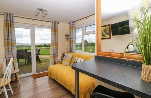 Llanvair Kilgeddin Cottage | POPPY, with a garden in Raglan