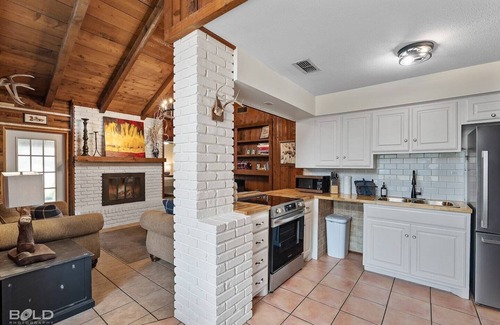 Uncertain House | Popular & Available -Cedar Wood Lodge w/Kayaks & Canoes, Outdoor Dining