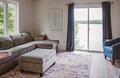 Lanark Highlands Cottage | Por Do Sol - Four Bedroom Cottage, Sleeps 12