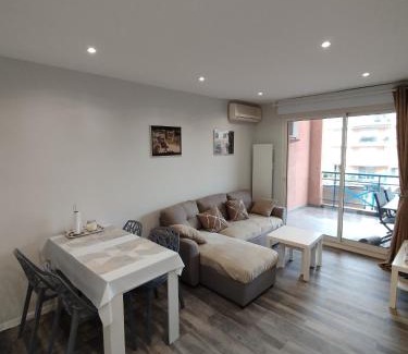 Frejus Plage Apartment | Port Fréjus, Terrasse, wifi, clim, plage à 5'