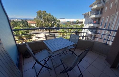 Frejus Plage Apartment | Port Frejus, joli studio cabine bien equipe, clima