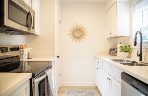 Biloxi Condo | Porter #10 - Perfect Ocean Springs location with Pool - near Beach and Downtown!