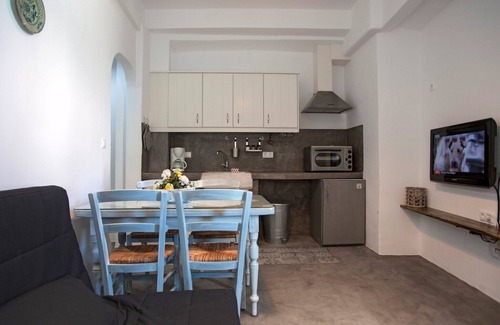Parikia House | Portes View House Traditional Apartment in old town