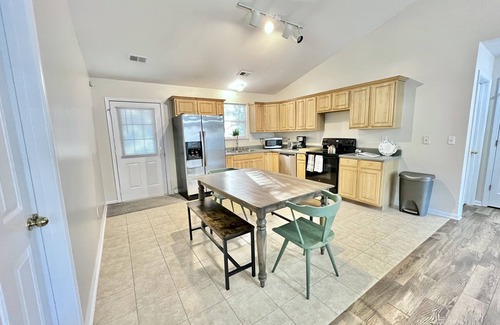 Valley Falls House | Portifino 3Br King suite in Boiling Springs