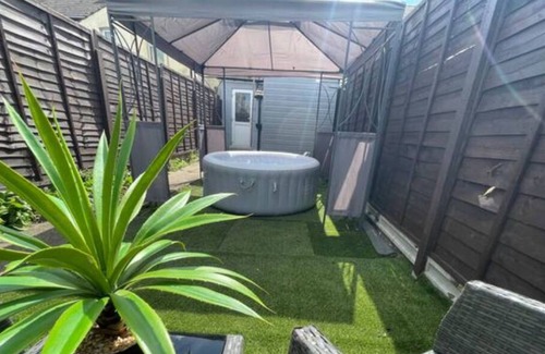 Gillingham House | Portland Hideaway- Free Parking & Hot Tub