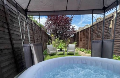 Gillingham House | Portland Hideaway- Free Parking & Hot Tub