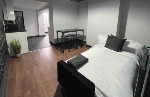 Gillingham House | Portland Hideaway- Free Parking & Hot Tub