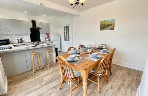Portsmouth Apartment | Portsmouth 3 Bedroom Getaway, sleeps 6