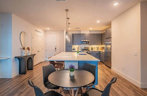 North Scottsdale Apartment | Posh Stay | Kierland, TPC Golf, Pool, Gym, W/D