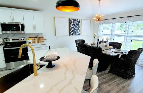 Jupiter House | POSHPADZ - Banyan Villa - Close to Jupiter Beach - Private Pool & Tiki Sleeps 8