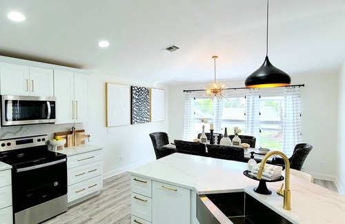 Jupiter House | POSHPADZ - Banyan Villa - Close to Jupiter Beach - Private Pool & Tiki Sleeps 8