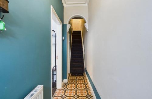 Stoke-on-Trent House | Pottery House - Stoke on Trent -Free parking - Central Location - Sleep 8
