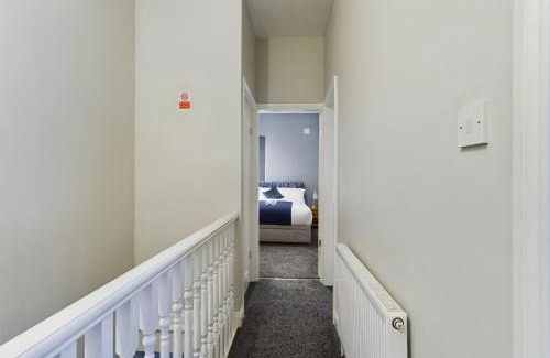 Stoke-on-Trent House | Pottery House - Stoke on Trent -Free parking - Central Location - Sleep 8