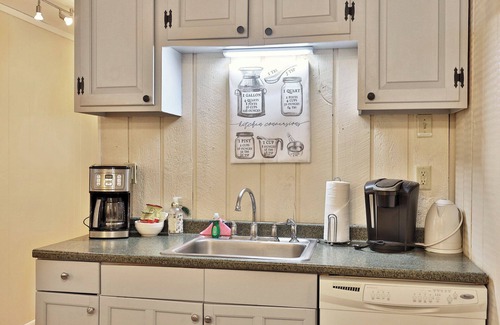Killington House | Powder Park Place: Lower Unit. Cozy and close to the Mountain! Discounted ski rentals.