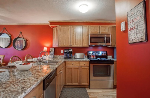 Snowshoe Condo | Powderidge 2 -Slope Side, Spacious Deck