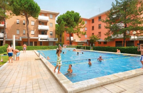 Bibione Apartment | Practical flat in Bibione with shared pool