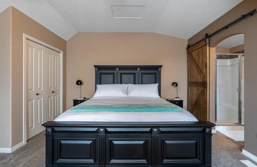 Sylvan Lake House | Prairie Oasis I Sleeps 16 l BBQ & Patio l Smart TV