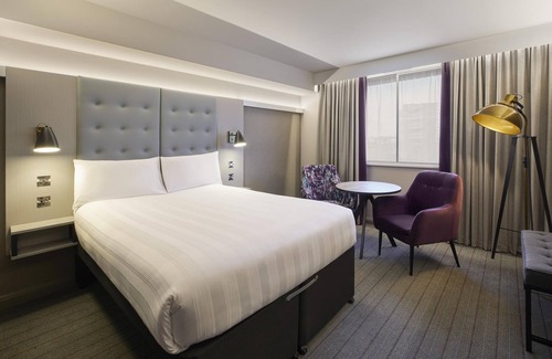 Bridgend Hotel | Premier Inn Bridgend Central