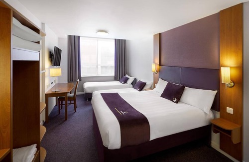 Cheltenham Hotel | Premier Inn Cheltenham Central - West/A40