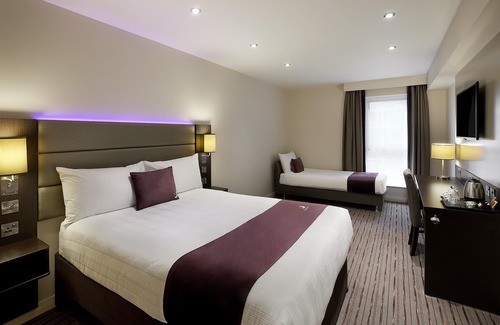 Holbeck Hotel | Premier Inn Leeds City - Elland Road