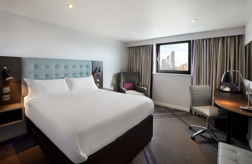 Salford Hotel | Premier Inn Manchester Salford Media City