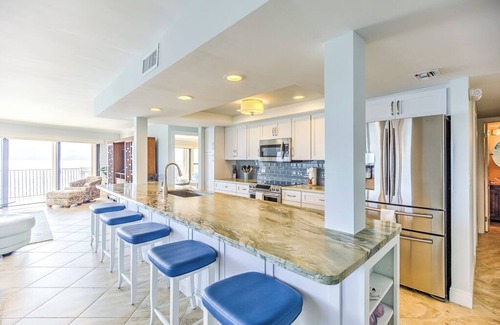 Key Colony Beach Condo | Premier Oceanfront Top Floor Condo With Wraparound Balcony & Windows