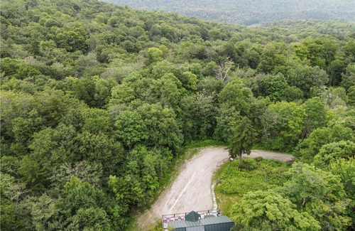 Central Vermont- Killington House | Premium 5 bedroom, pet friendly private home with hot tub 3 miles from the Skyship Bear