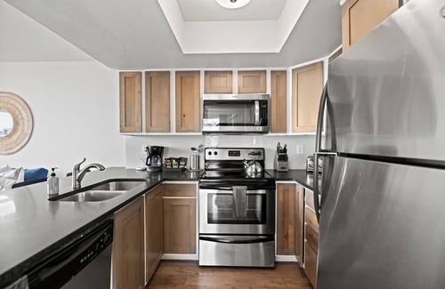 Downtown Austin Apartment | Premium Austin Loft | Modern Comfort w/Kitchen | Walk to Bars, Dining & Music