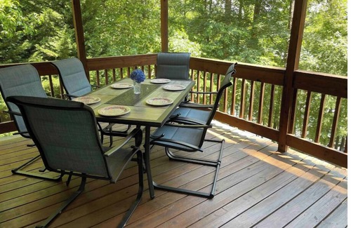 Gumlog House | Premium Lake Retreat, Large Deep-Water Dock, Rec Room, Updated